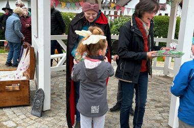 Zwei Frauen erhalten Geschenke für die geleistete ehrenamtliche Arbeit.