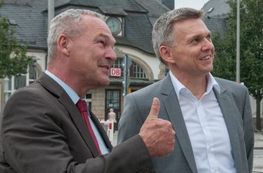 Zwei Männer im Anzug stehen nebeneinader. Links der Oberbürgermeister der Stadt Neustadt bei Coburg: Frank Rebhahn. Rechts der Bürgermeister Dr. Heiko Voigt.