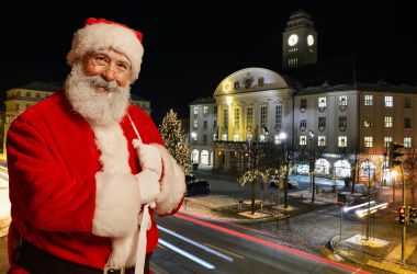 Eine Grafik zeigt einen Weihnachtsmann neben dem Sonneberger Rathaus bei Nacht.