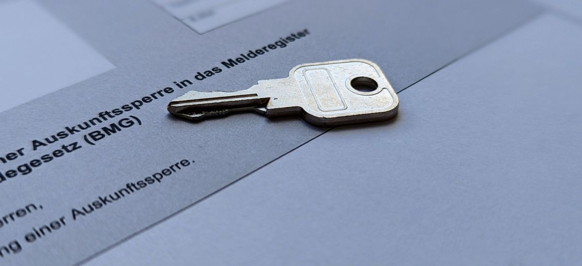 Ein Schlüssel liegt auf einem Dokument.