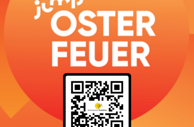 Eine orange Grafik mit der Aufschrift: mdr jump Osterfeuer. Darunter ist ein QR-Code.
