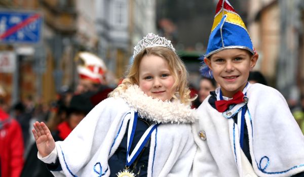 Das Kinderprinzenpaar winkt den Zuschauern.