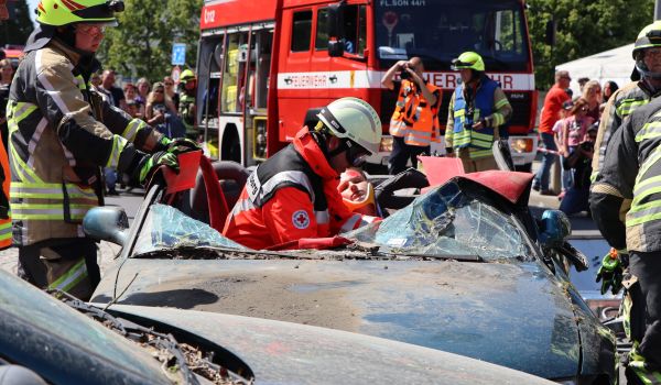 Das DRK birgt eine Puppe aus einem verunfallten Auto.