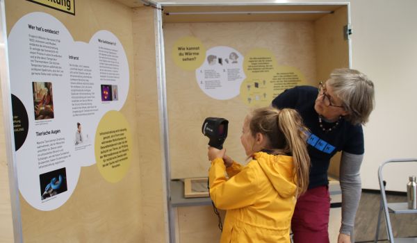 Ein Kind experimentiert mit Infrarotstrahlung.