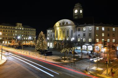 Es ist dunkel. Das Sonneberger Rathaus. Davor steht ein beleuchteter Weihnachtsbaum.