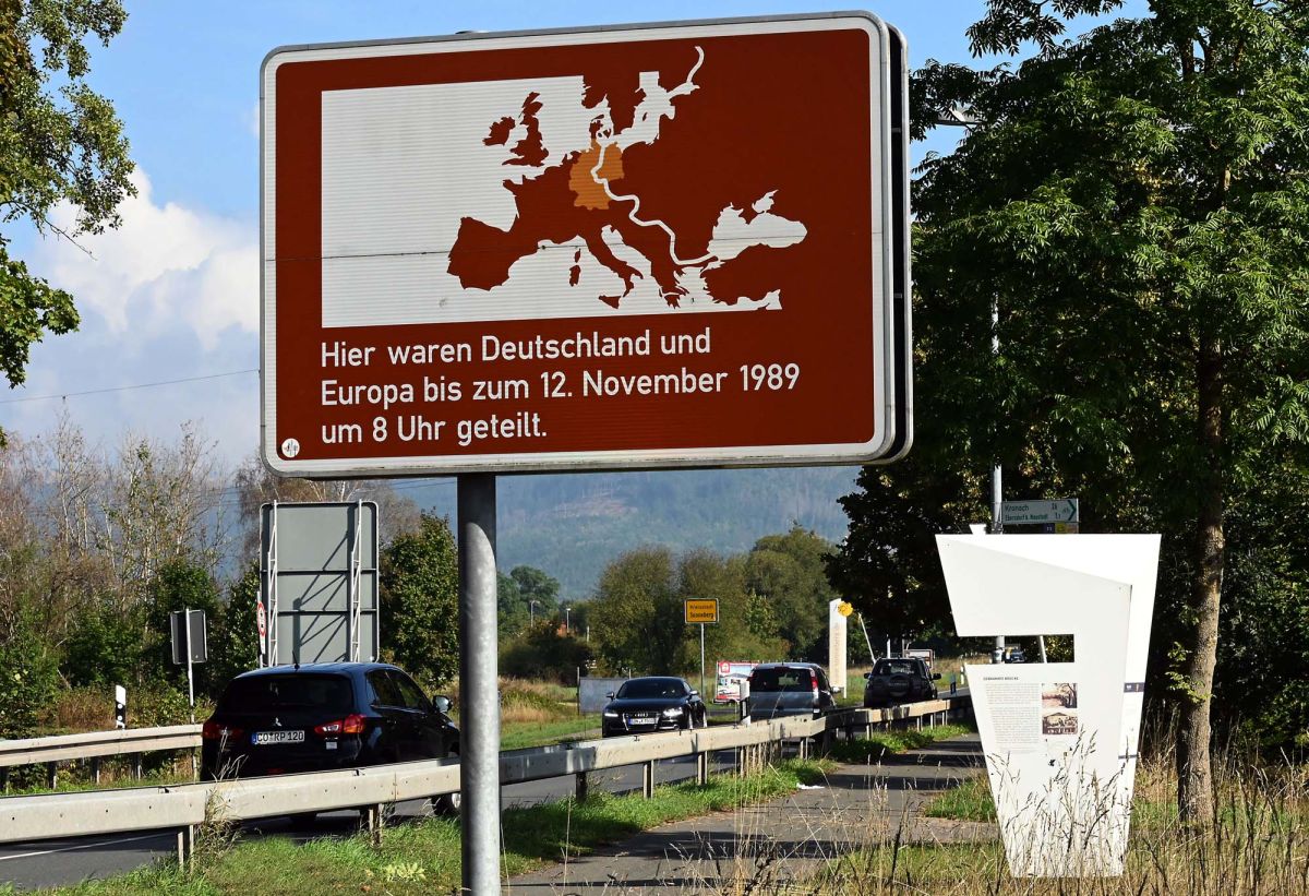 Ein braunes Schild zeigt den ehemaligen Grenzverlauf an einer Straße zwischen Sonneberg und Neustadt bei Coburg.