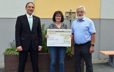 Zwei Männer überreichen einen Spendencheck an eine Lehrerin. Es sind der Präsident von Rotary Sonneberg und der hauptamliche Beigeordnete der Stadt Sonneberg.
