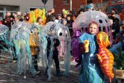 Kinder verkleidet als Quallen beim Faschingsumzug.