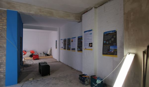 Eine Baustelle in einem Gebäude.