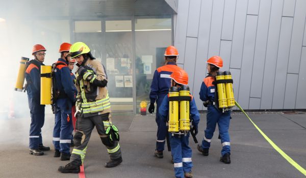 Kinder in Feuerwehruniformen am Eingang des Deutschen Spielzeugmuseums.