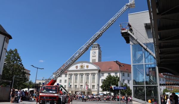Ein Feuerwehrauto mit Drehleiter vor dem Rathaus in Sonneberg.