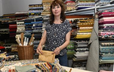 Frau Wolff vom Handarbeitsladen bietet alles, was das Herz begejrt. Eine große Auswahl an Stoffen und Wolle bilden das Kernsortiment. (Foto: Carl-Heinz Zitzmann)
