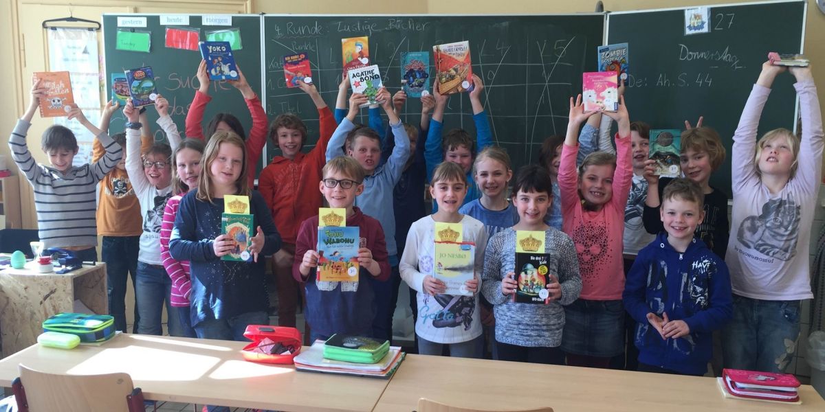 Schulklasse mit Büchern, Foto: N. Obermeier