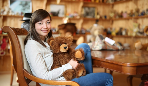 Geschäftsführerin Sina Martin mit einem Teddy. (Foto: Martin Bären)