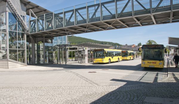 Eine Fußgängerbrücke über dem Busbahnhof in Sonneberg.