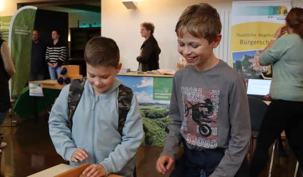 Zwei Kinder an einem Stand.