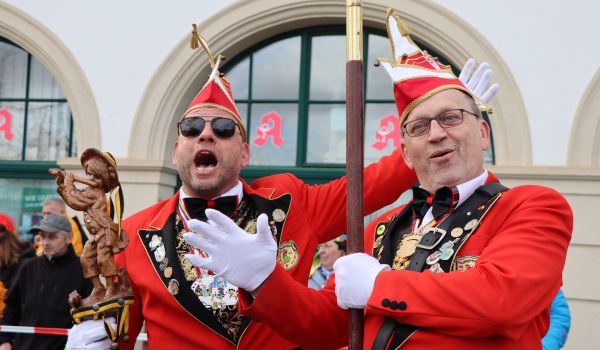 Zwei Männer des Elferrats in roten Anzügen.