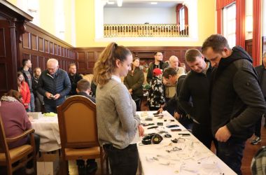 Fundsachen-Versteigerung im Sonneberger Rathaus.