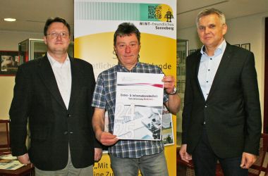 Drei Männer stehen nebeneinander.