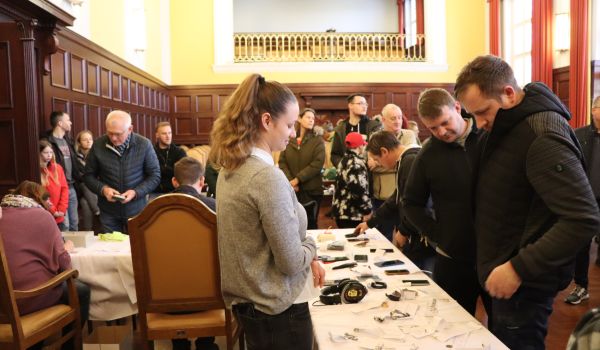 Fundsachen-Versteigerung im Sonneberger Rathaus.