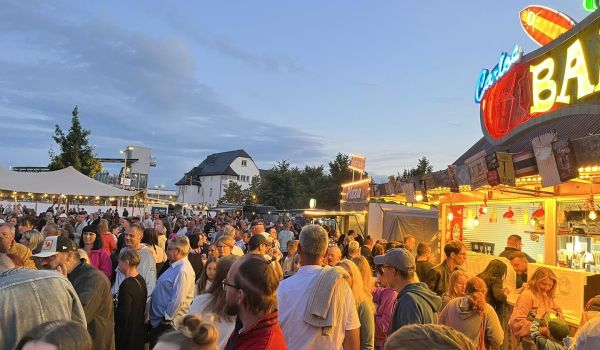 Menschen auf einem Festivalgelände