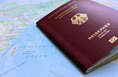 Ein Reisepass liegt auf einer Landkarte.