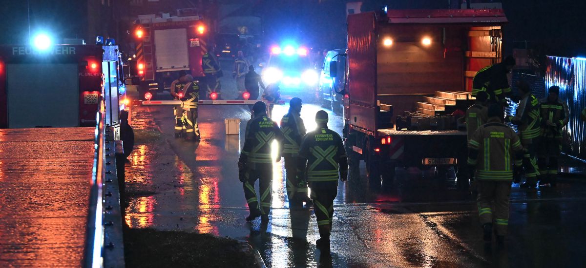 Die Flutmulde wird von Sonneberger Feuerwehrkameraden gesperrt.