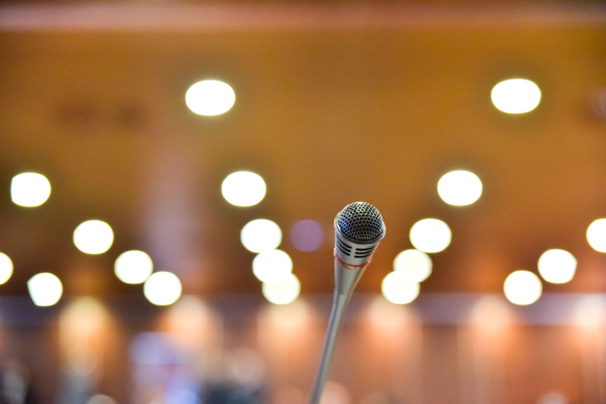 Ein Mikrofon in einem Konferenzraum.