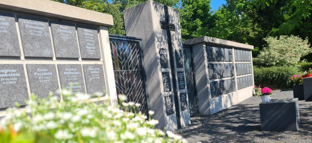 Urnenwand auf dem Hauptfriedhof in Sonneberg.