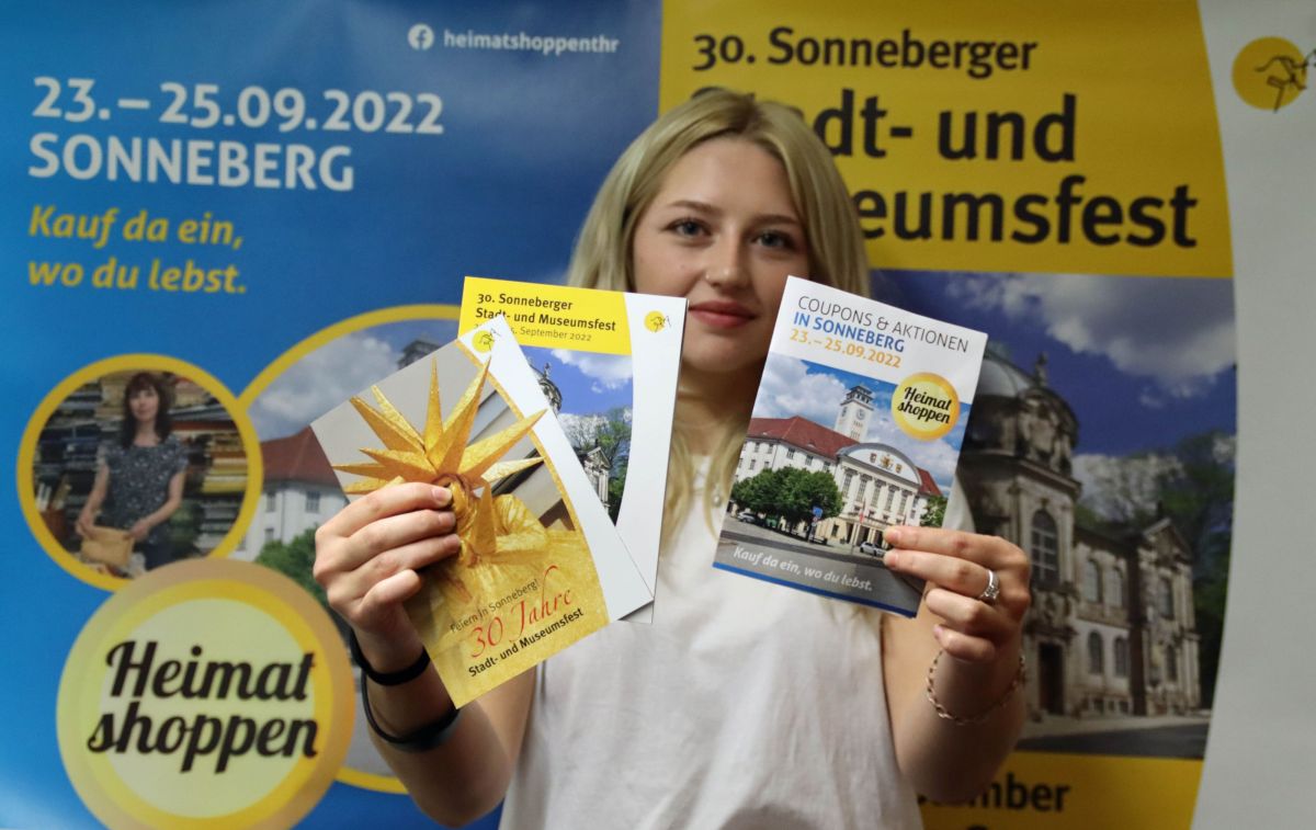 Auszubildende Nina Beger sorgt dafür, dass die Sonneberger, dank der Broschüren, gut durchs Festwochenende des Stadt- und Museumsfestes mit verkaufsoffenem Sonntag kommen.