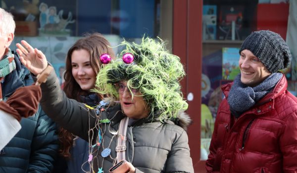 Eine Frau trägt einen Hut mit grünem Fell.