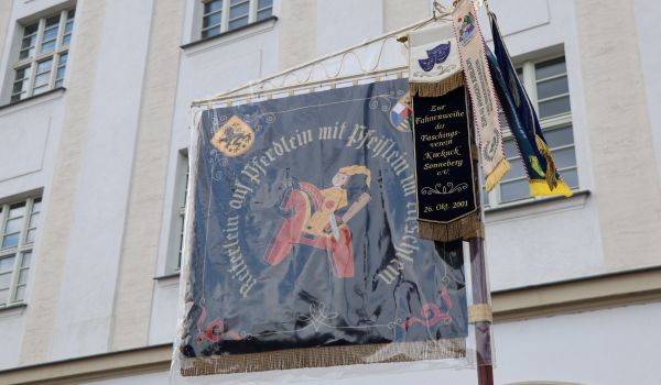 Eine Fahne mit dem Sonneberger Reiterlein.