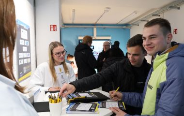 Interessierte Besucher informieren sich an einem Stand.