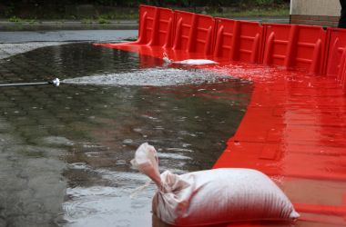 Eine rote mobile Barriere für Hochwasserschutz.
