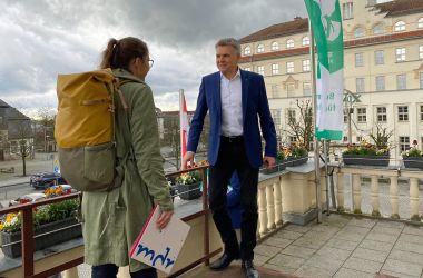 Eine Frau und ein Mann stehen auf einem Balkon.