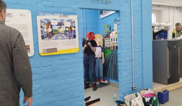 Menschen sehen sich die Ausstellung an.