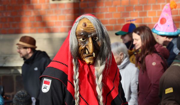 Eine Person mit Hexenmaske.