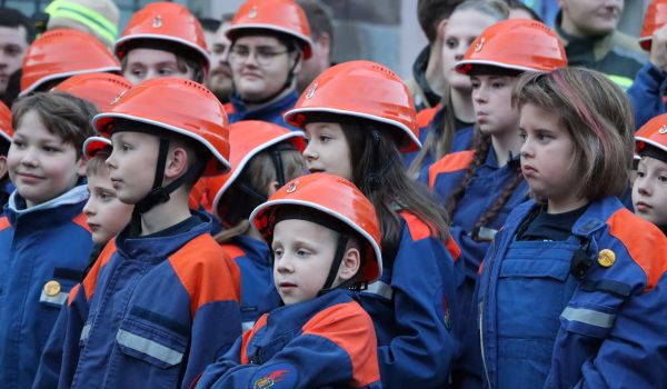 Jungen und Mädchen in Feuerwehruniformen