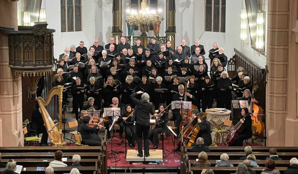 Ein Orchester in einer Kirche.