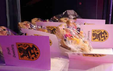 Auf einem Tisch liegen Präsente und Urkunden.