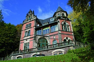 Eine historische Villa. Es ist die Musikschule des Lankreises Sonneberg.