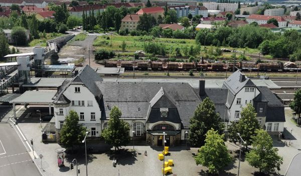 Drohnenaufnahme mit Blick auf den Bahnhof in Sonneberg. Im Hintergrund ist der Stadtteil Wolkenrasen zu sehen.