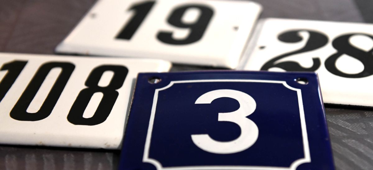 Verschiedene Hausnummern. Foto: C.-H. Zitzamnn