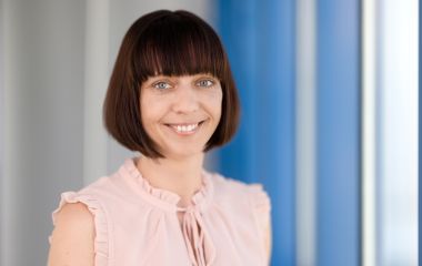 Eine Frau steht vor einem Fenster. Es ist Susanne Luthardt aus dem Stadtratsbüro.