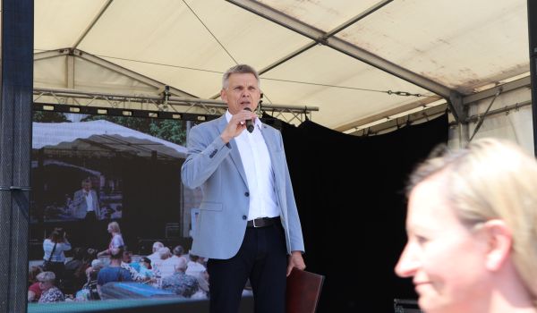 Der Bürgermeister Dr. Heiko Voigt steht auf einer Bühne und hält eine Ansprache.