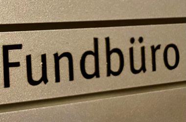 Ein Schild mit der Aufschrift Fundbüro ist zu sehen.