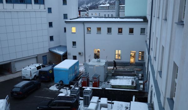 Eine großer Container steht im Innenhof des Rathauses Sonneberg.