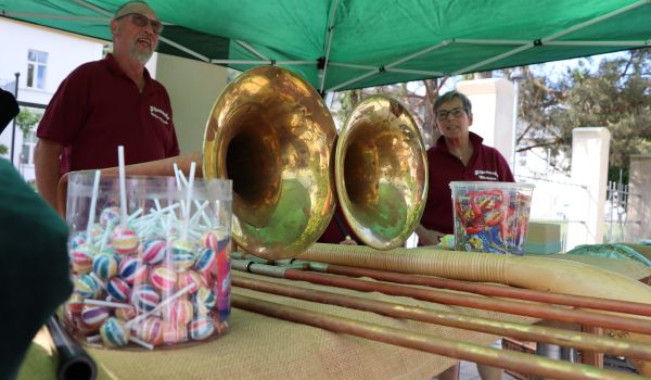 Auf einem Stand liegen Trompeten und Albhörner.