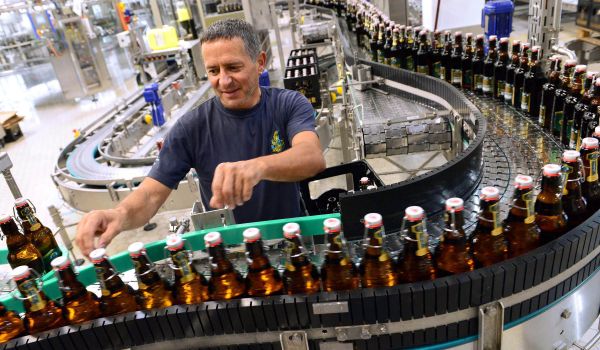 Ein Mitarbeiter während der Arbeit in der Brauerei Gessner.