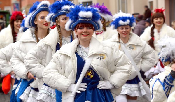 Blau-weiß gekleidete Tanzmariechen.